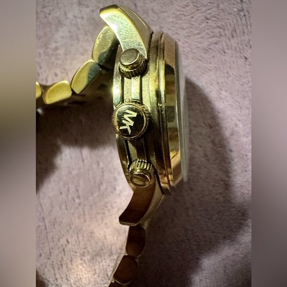 Michael Kors Watch - Gold in great condition! - Picture 5 of 10